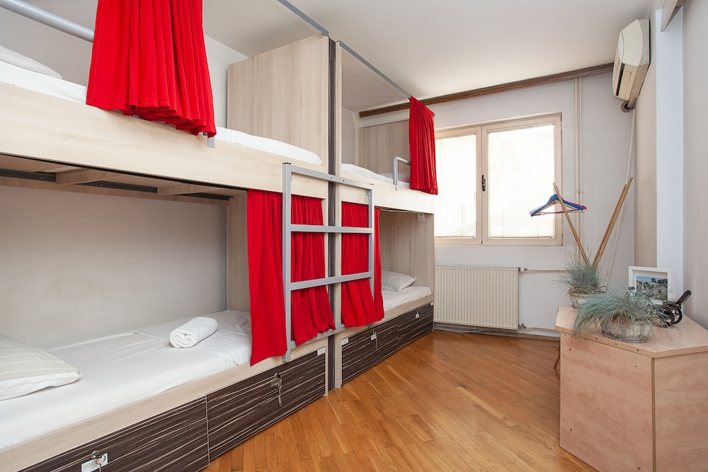 Standard Quadruple Room, Mixed Dorm, Shared Bathroom photo 3