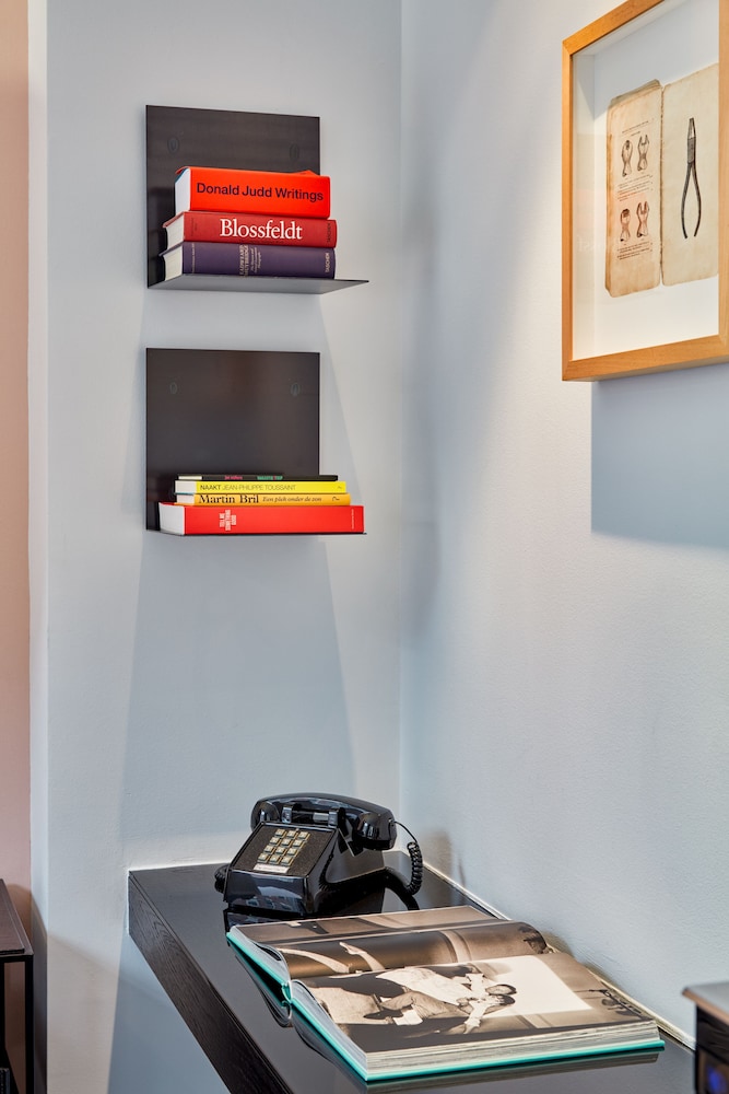 Room (Sir Residence)