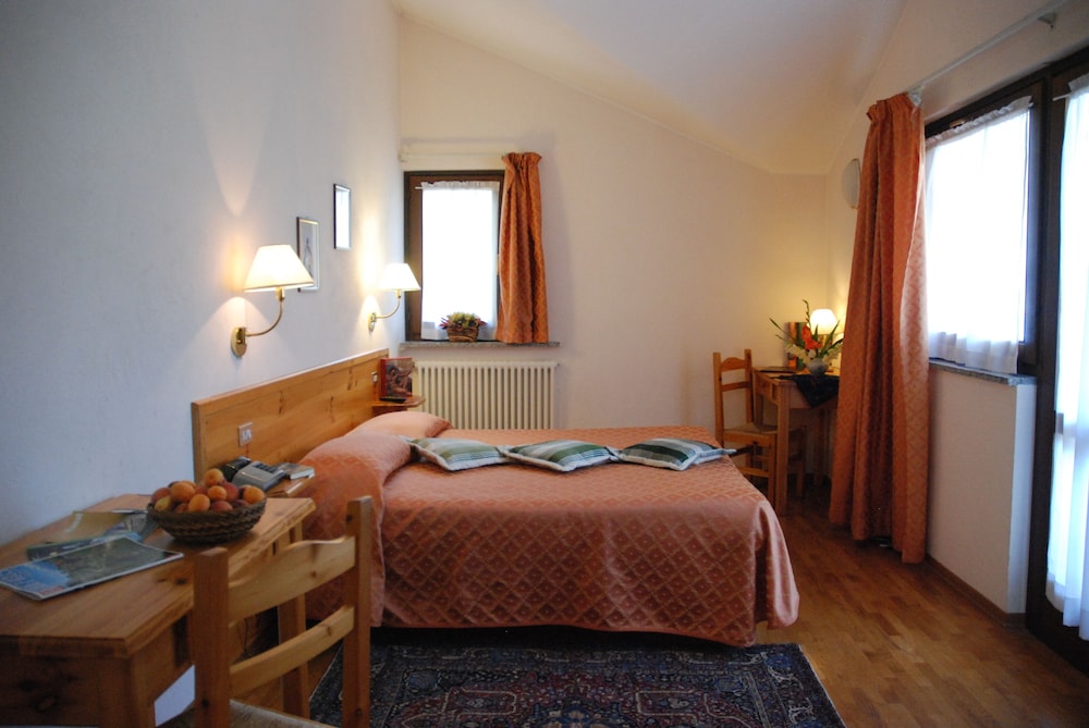 Basic Double Or Twin Room, Balcony, Mountain View photo 3