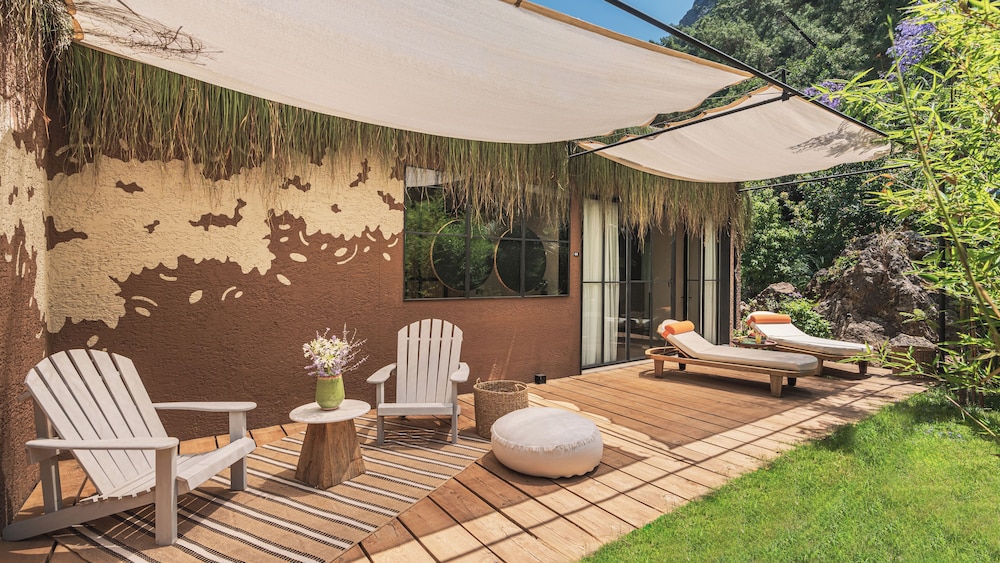 Comfort Suite, 1 King Bed, Terrace, Garden View