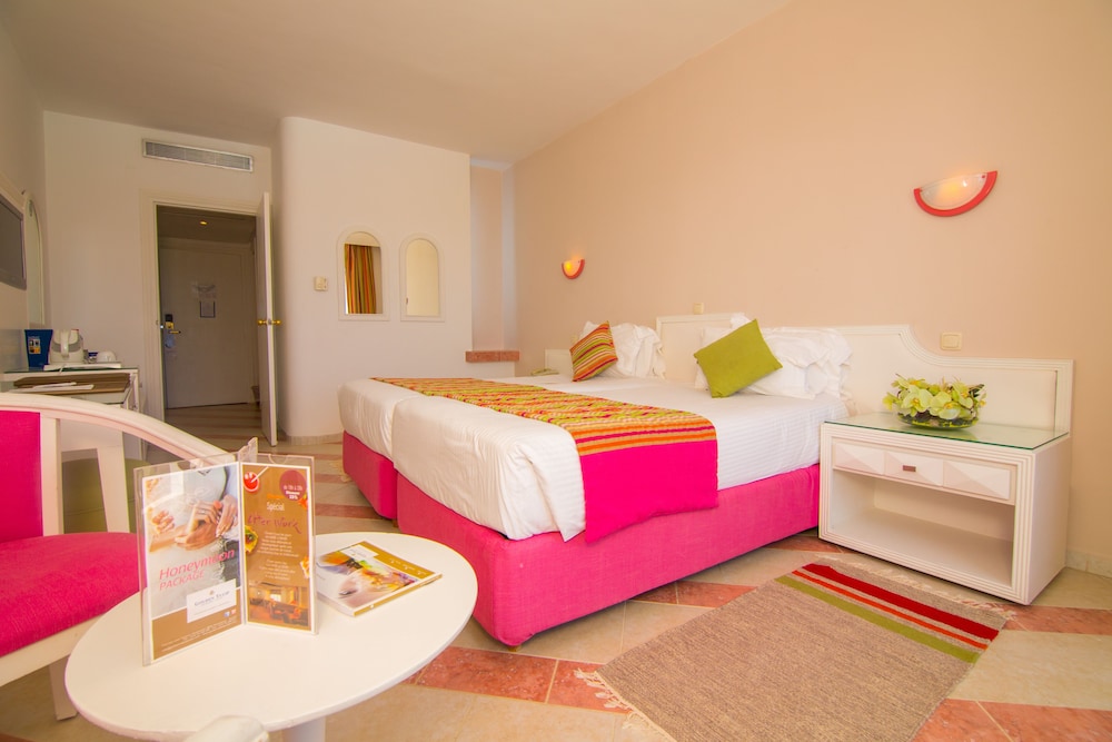 Standard Room, Multiple Beds, Balcony, Sea View - Photo 8