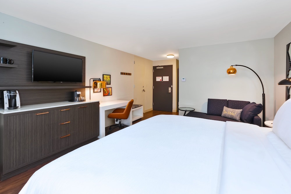 Standard Room, 1 King Bed, Accessible (Communications, Transfer Shower) - Photo 4