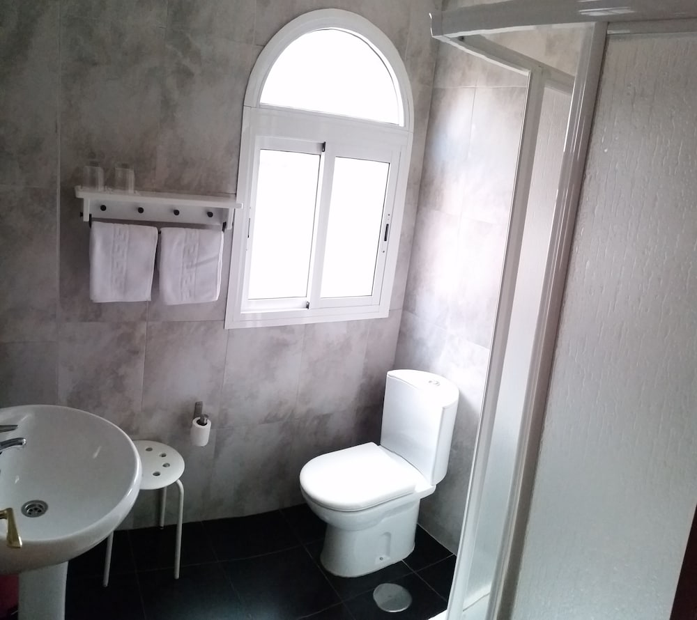 Double Room Single Use thumbnail 6