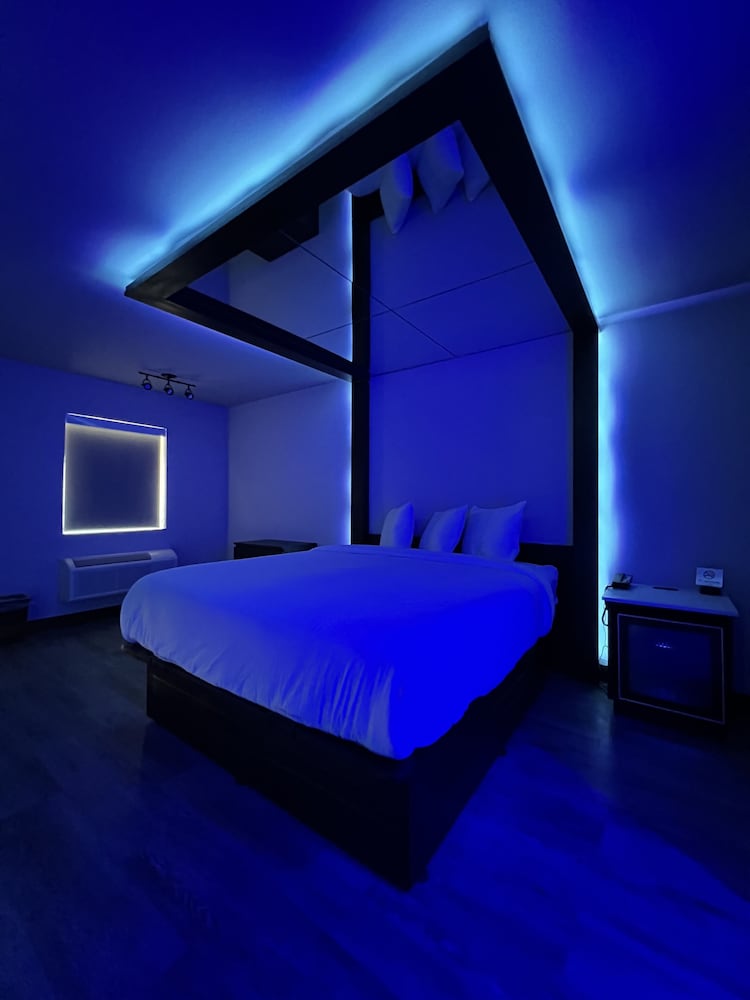White Deluxe King Bed With Mirror Ceiling photo 1