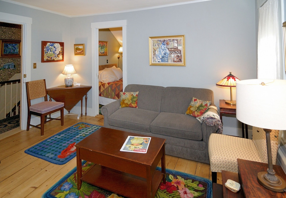 Deluxe Room, 1 Queen Bed with Sofa bed photo 3