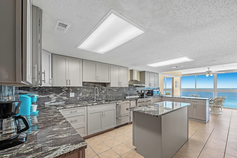 Family Condo, 4 Bedrooms, Bathtub, Beach View photo 2