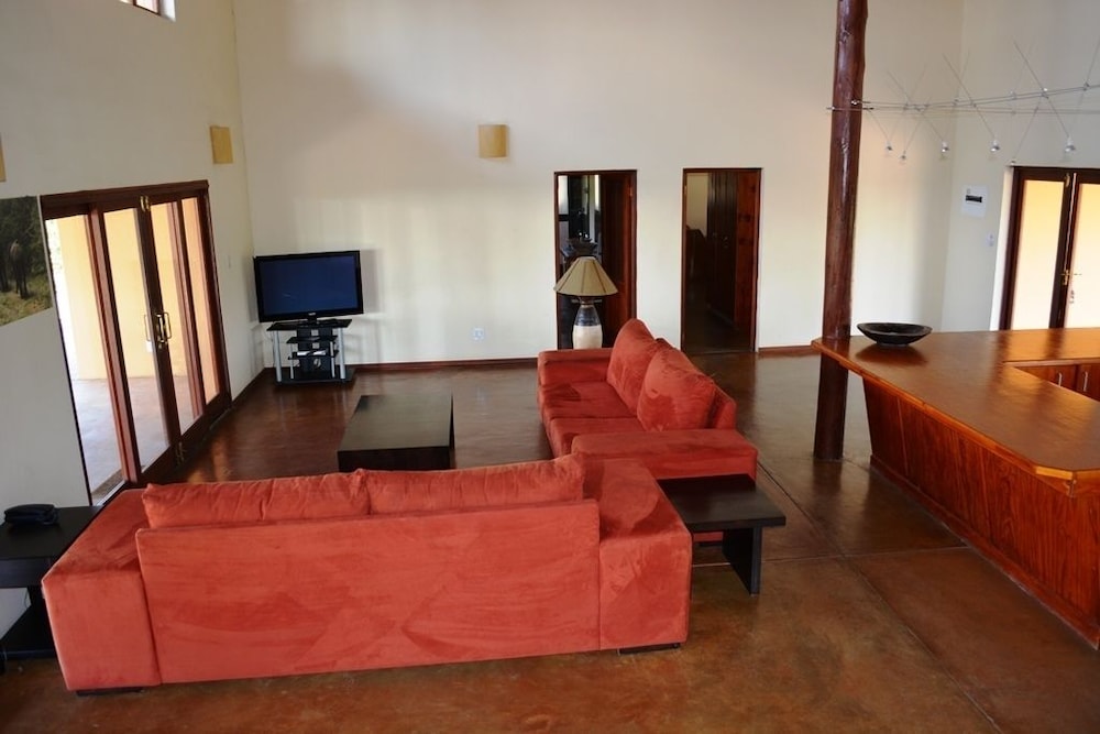 Luxury 3 Bedroom Bush House photo 3