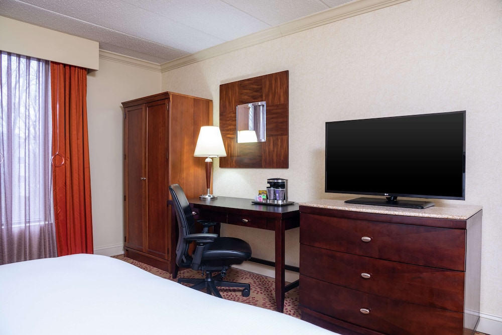 Room, 1 Queen Bed, Accessible (Mobility & Hearing, Roll-in Shower) - Photo 4