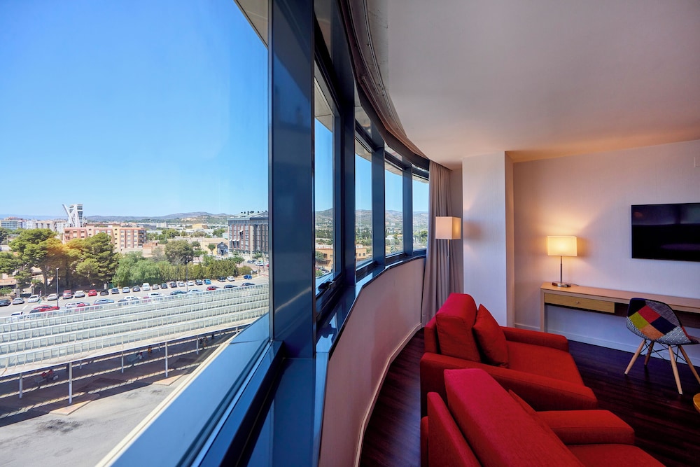 Executive Room, 1 King Bed, City View (Deluxe) photo 2