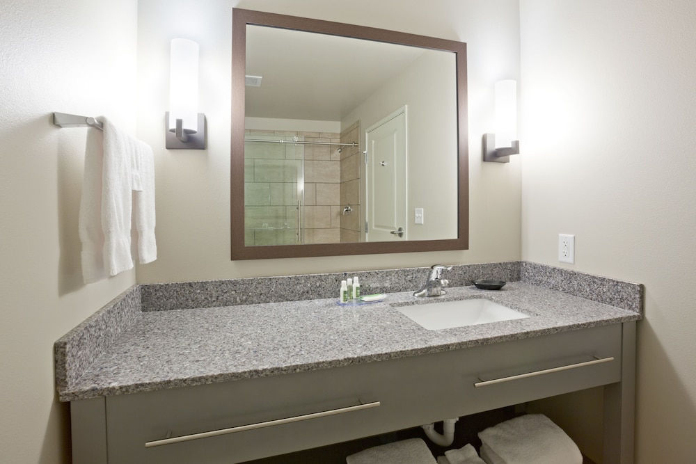 Queen Room with Two Queen Beds- Pet Friendly photo 2