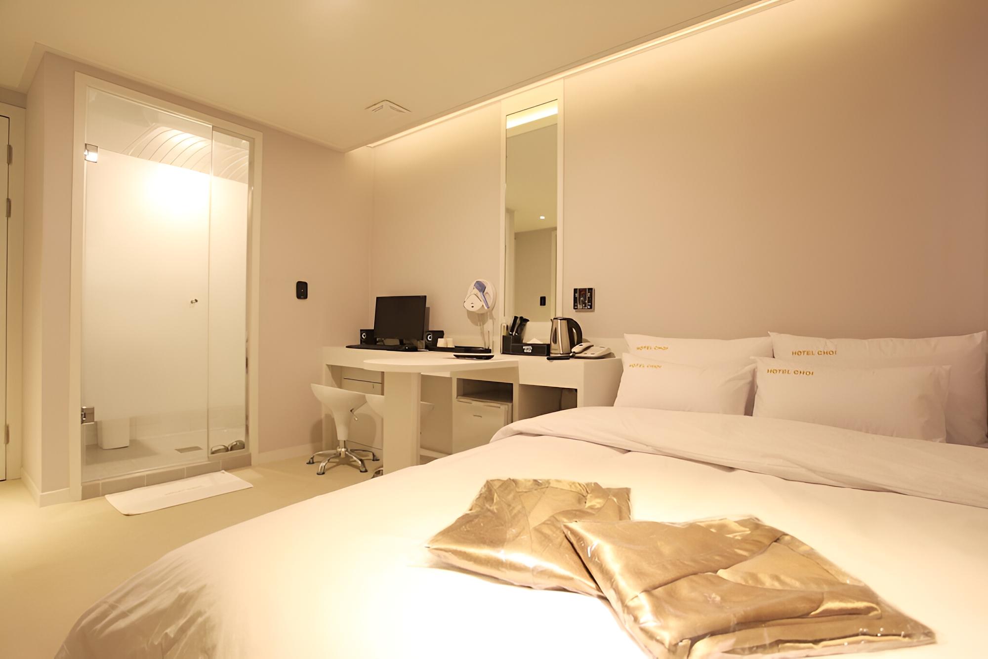 Room (Standard - B (Free Netflix viewing in) - Photo 2