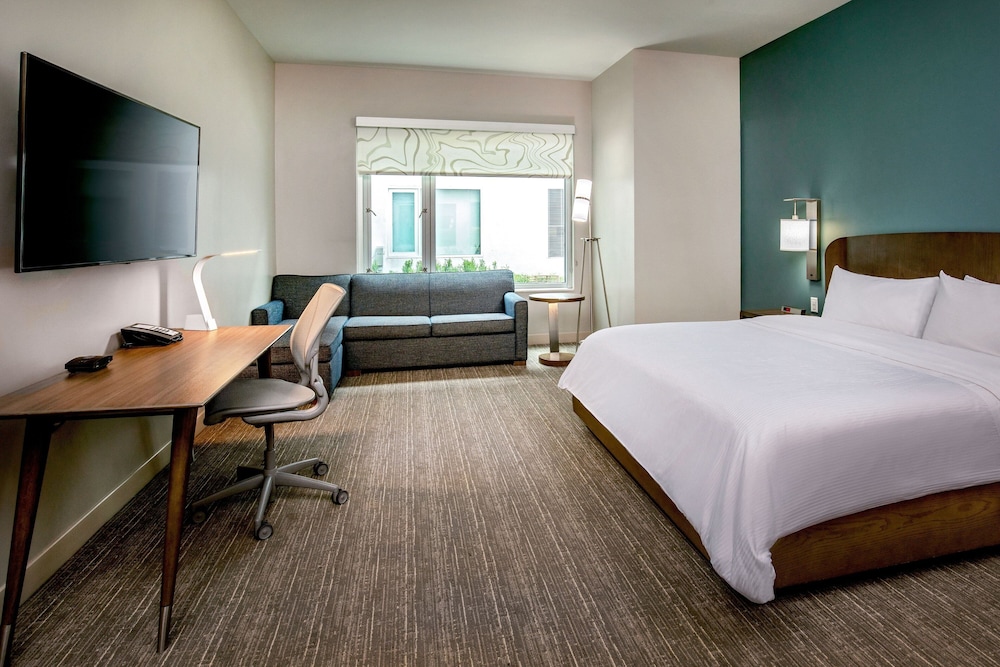 Deluxe Room, 1 King Bed with Sofa bed - Photo 1