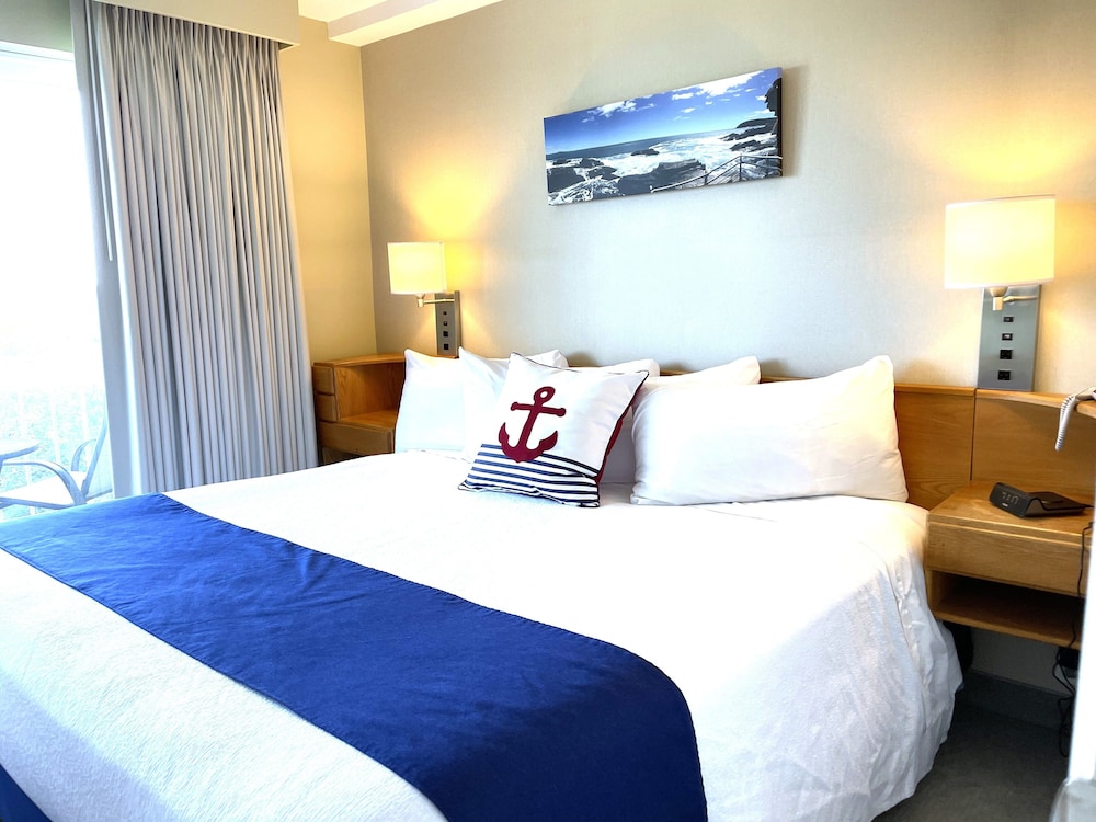 Premier Suite, 1 King Bed with Sofa Bed, Balcony, Ocean View (4th Floor NON-PET) photo 2