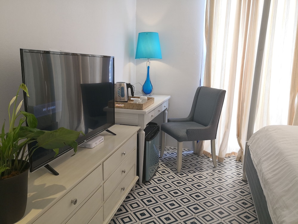 Superior Room, 1 King Bed photo 3