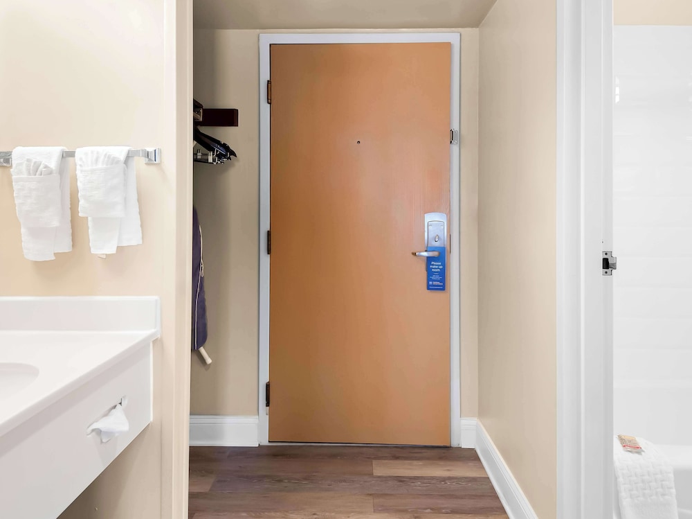 Suite, 2 Queen Beds, Non Smoking, Refrigerator (Larger Room) - Photo 4