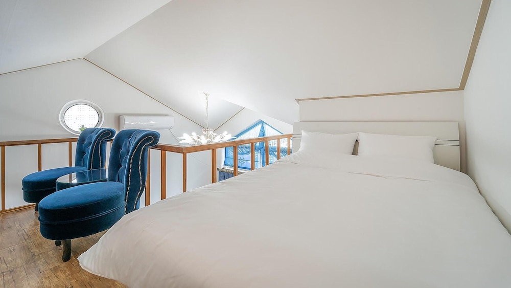 Basic Room, 1 Bedroom (Blue (No Pet/ River View)) - Photo 8