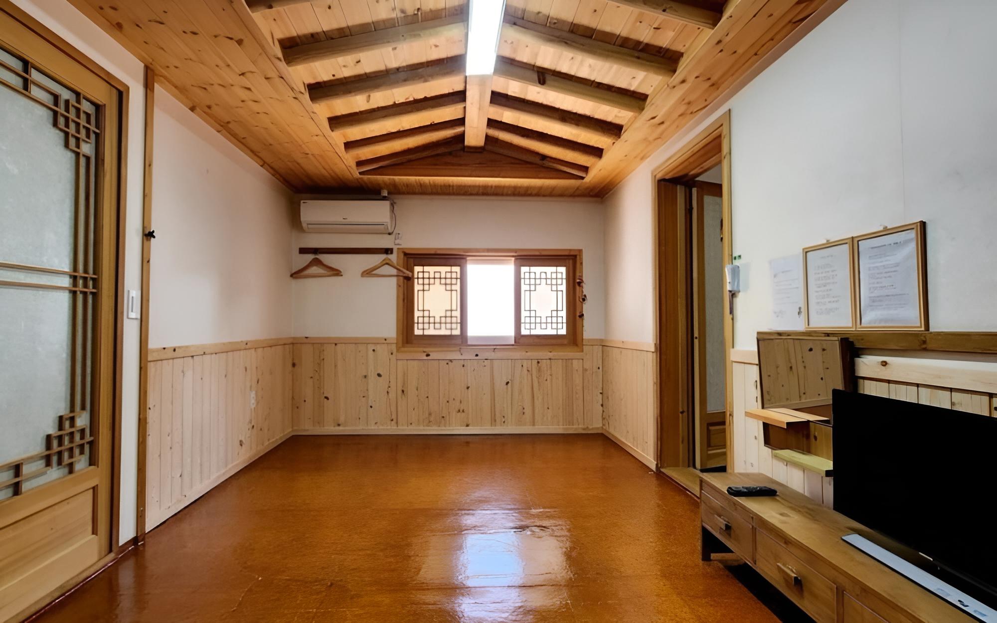 Room (Main Building (Unshared House with In) - Photo 8