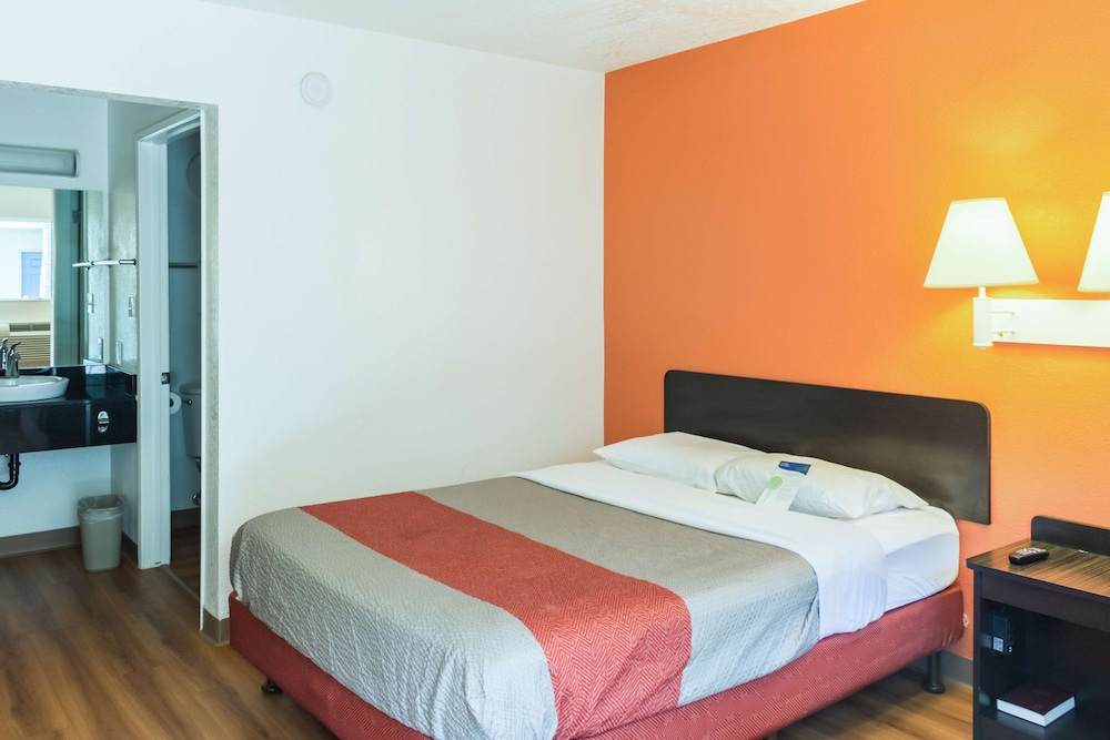Standard Room, 1 Queen Bed, Non Smoking photo 2