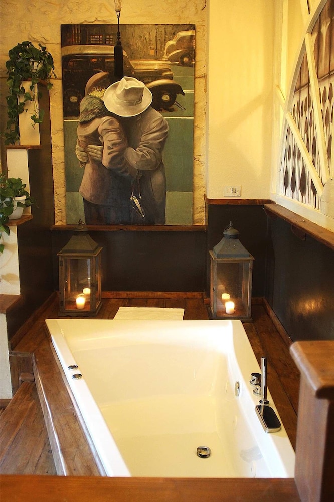 Deluxe Suite, Jetted Tub photo 3