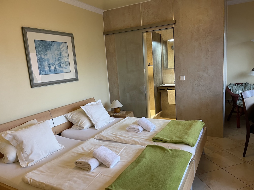 Apartment, Private Bathroom - Photo 3