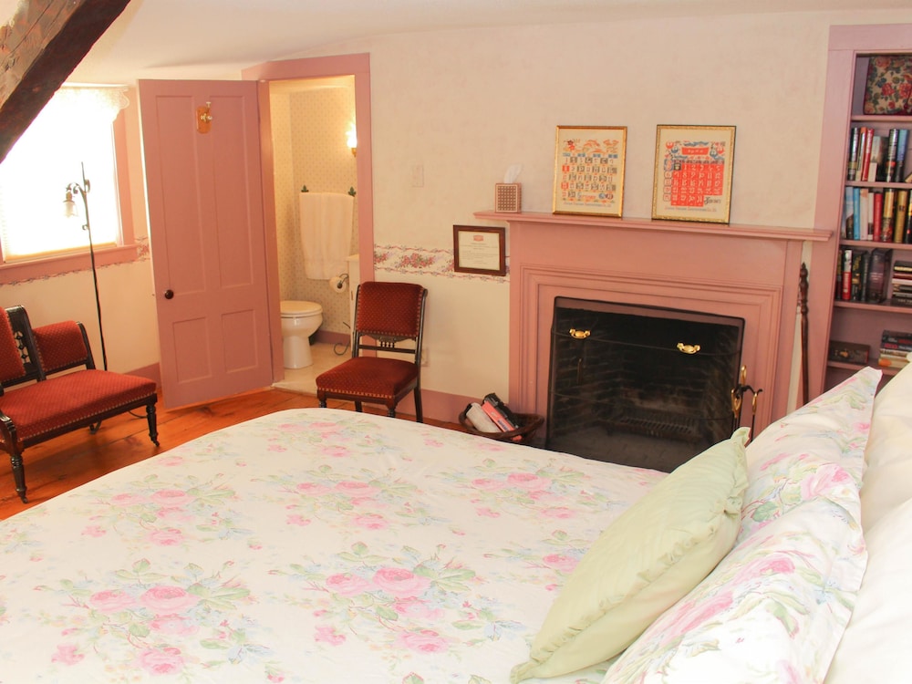 Standard Double Room, Ensuite (Cinnamon)