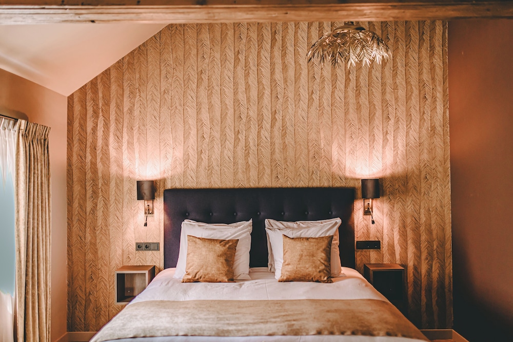Deluxe Room, 1 Queen Bed, Non Smoking, Bathtub photo 2