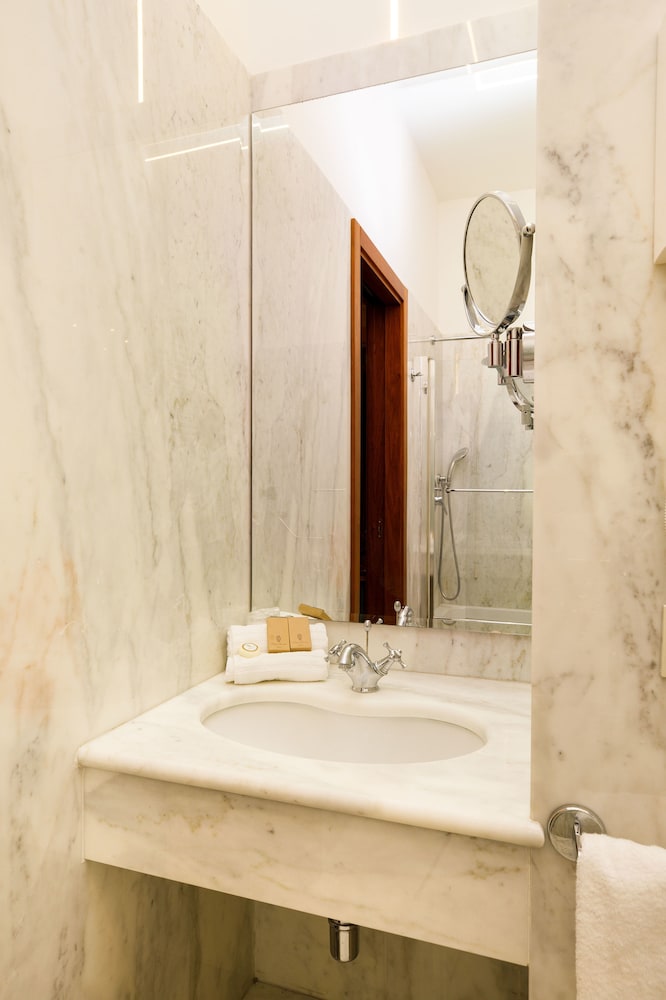 Superior Quadruple Room - Photo 8
