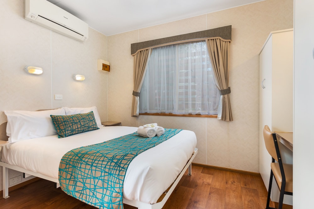 One Bedroom Cabin with Separate Bedroom (1 Bunk Bed) photo 2
