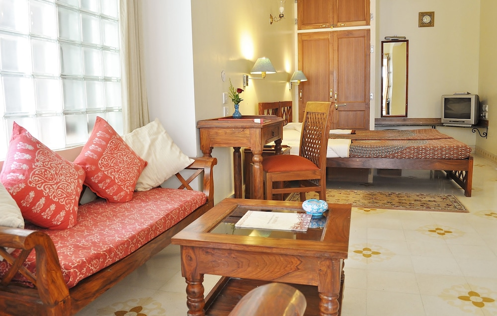 Studio Suite - Photo 1