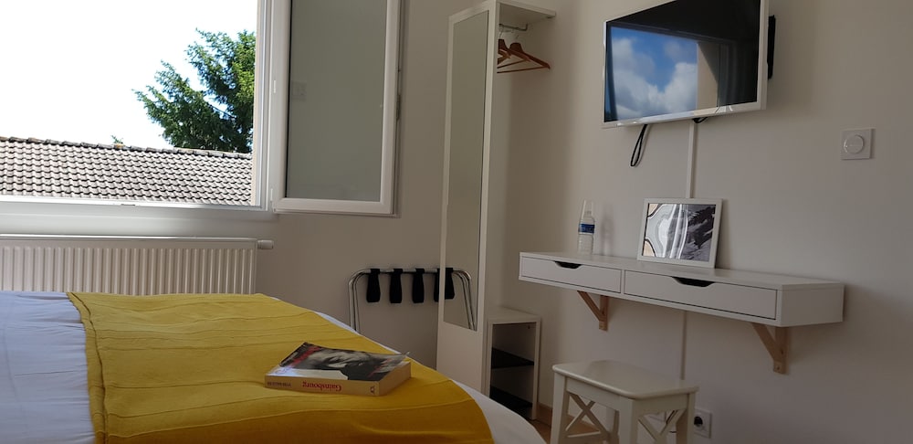 Superior Double Room, Private Bathroom, City View (Gex) photo 2