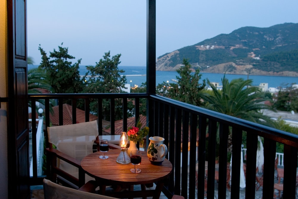 Side Sea & Pool View Room photo 2