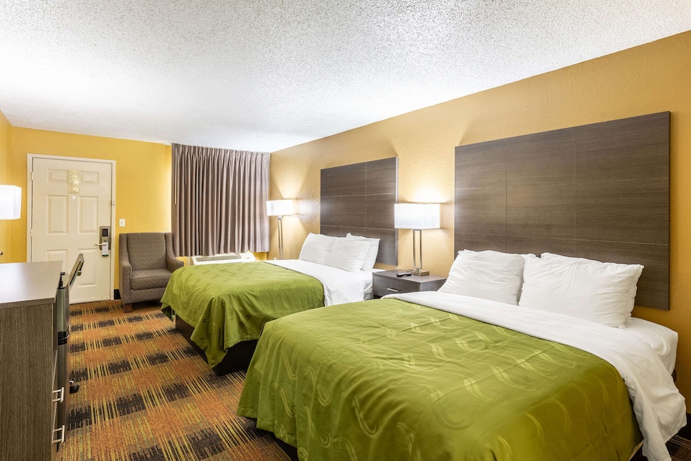 Standard Room, 2 Queen Beds, Smoking - Photo 8
