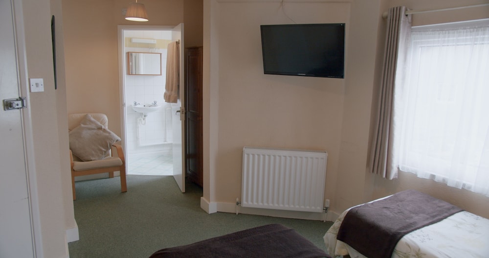 Basic Twin Room, Ensuite (Room 2) - Photo 4