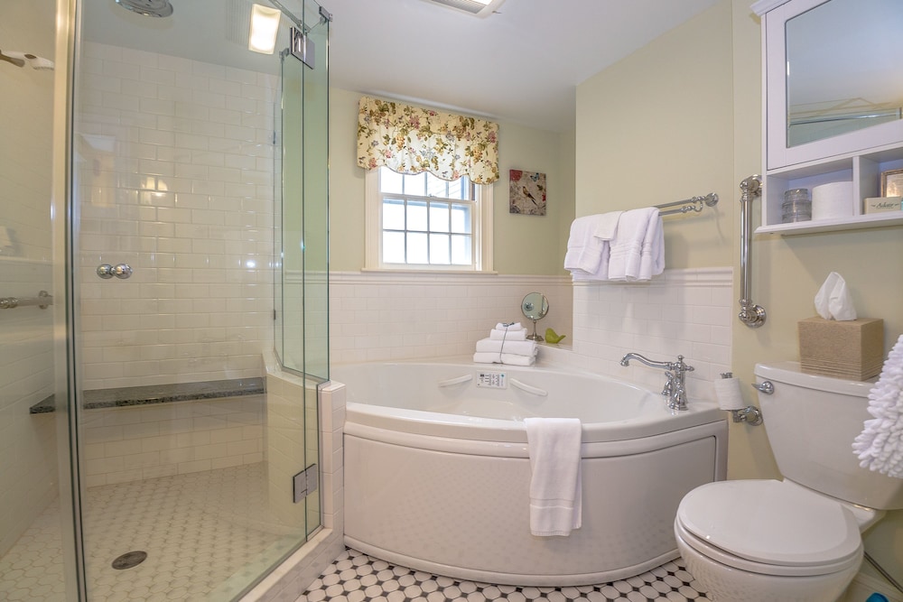 Deluxe King Suite (Pet Friendly) photo 3