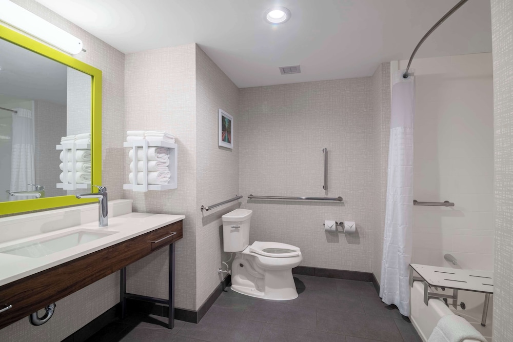 Room, 2 Queen Beds, Accessible, Bathtub (Mobility & Hearing) - Photo 4