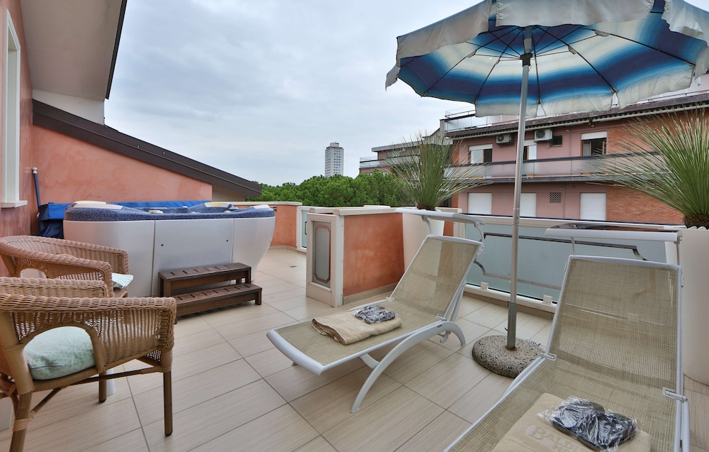 Junior Suite, Multiple Beds, Jetted Tub, Sea View photo 3