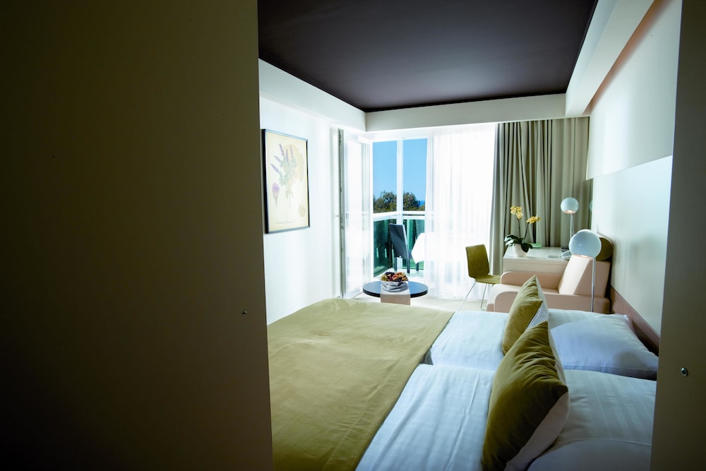 Standard Family Room with Extra Bed and Sea Side Balcony - Photo 6