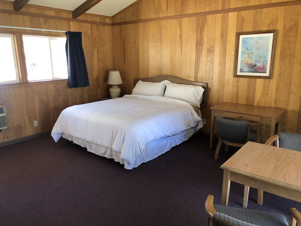 2 Queen Beds near the Pool - No Pets photo 2