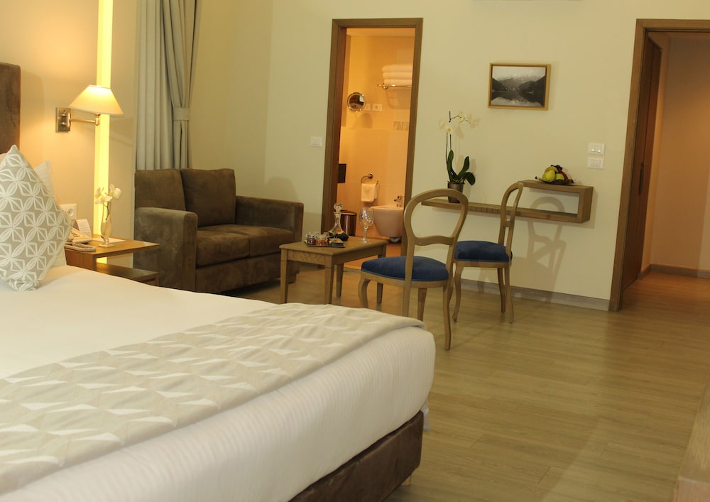 Junior Suite, 1 King Bed - Photo 4