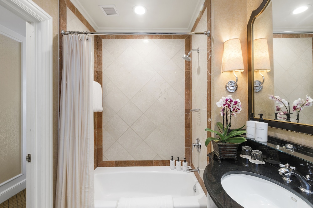 Classic Room, 1 King Bed, Hill View (Nob Hill Neighborhood Views) - Photo 7