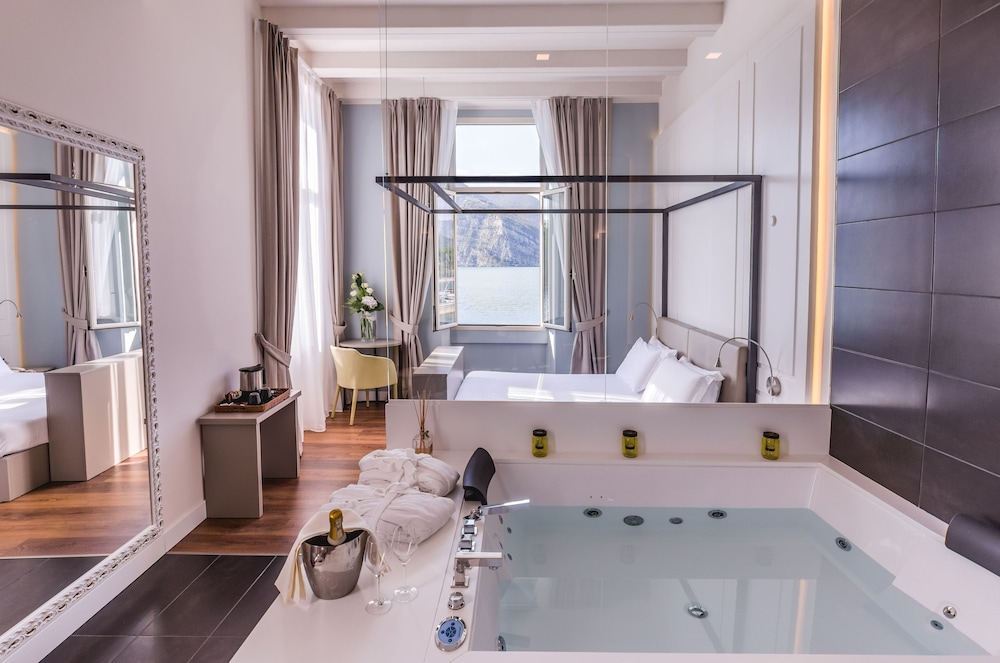 Junior Suite, Hot Tub, Lake View photo 1