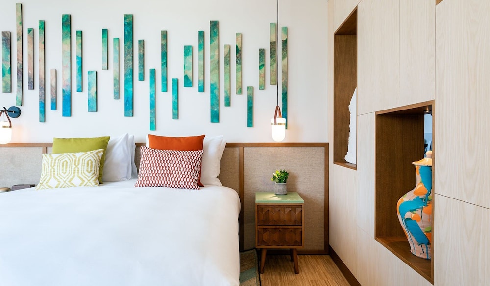 Room, 1 King Bed (Double Balconies) - Photo 4
