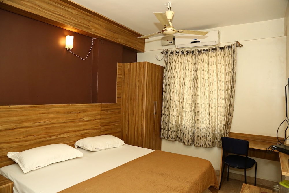 DELUXE AC ROOM