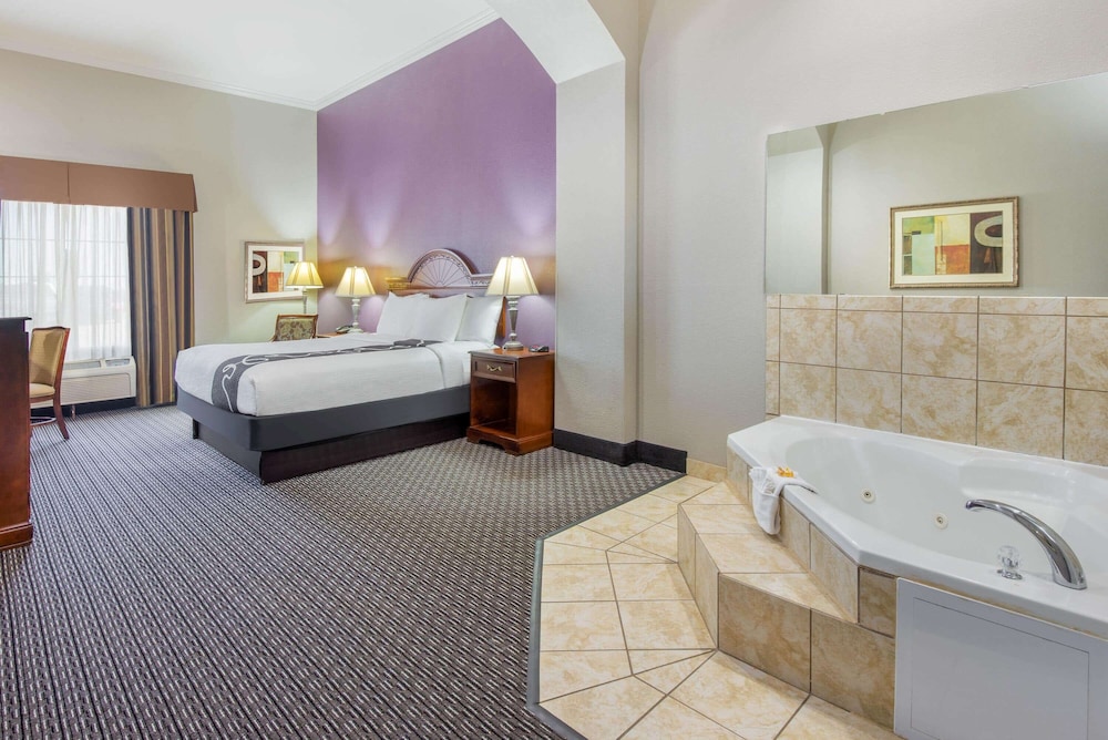 Deluxe Room, 1 King Bed, Non Smoking - Photo 1