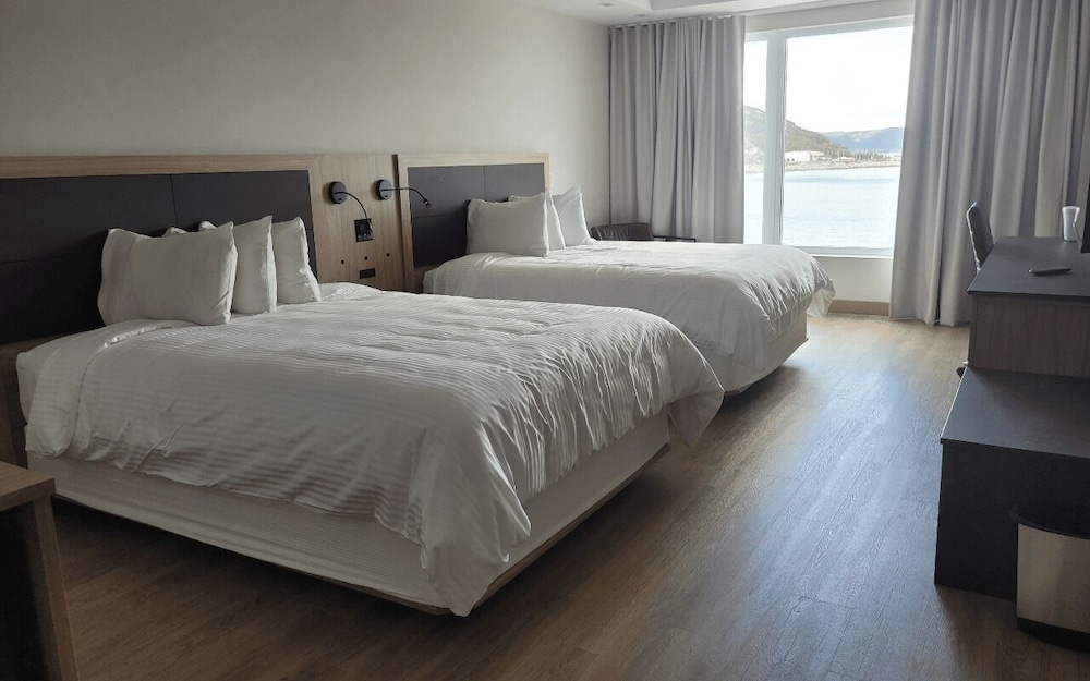 Superior Room, 2 Queen Beds, Sea View photo 1