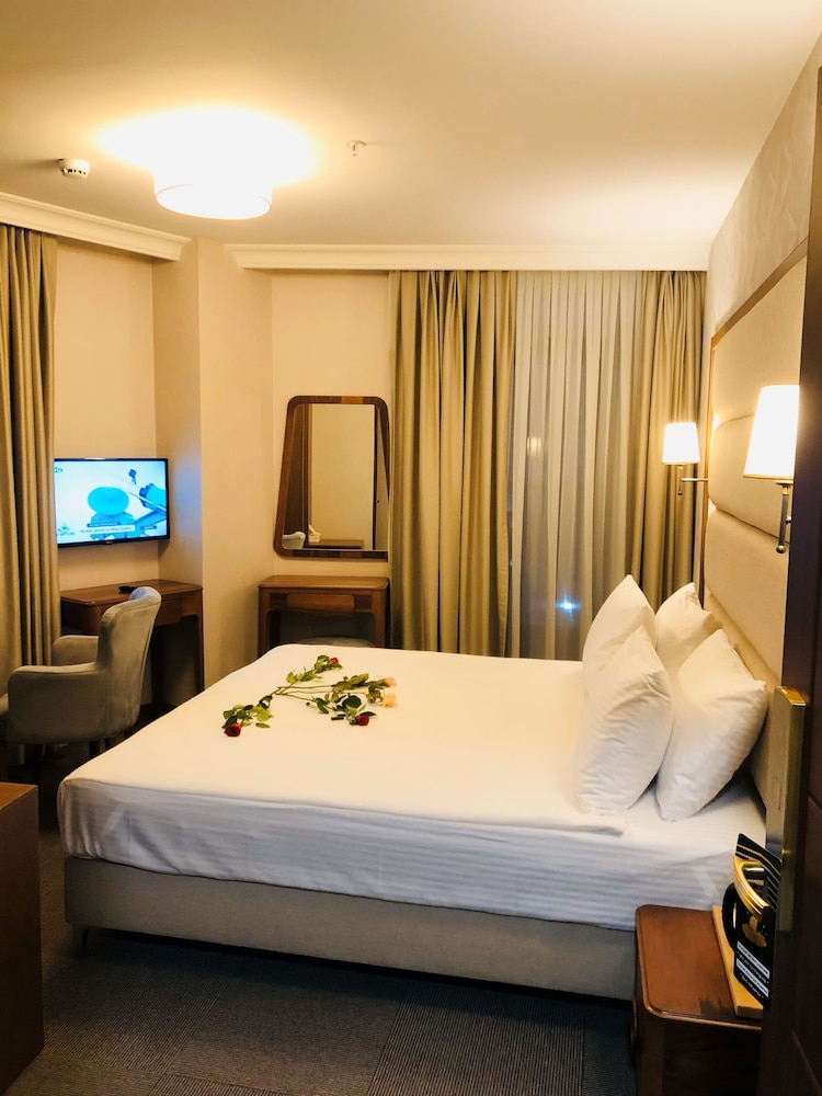Deluxe King Room City View photo 3