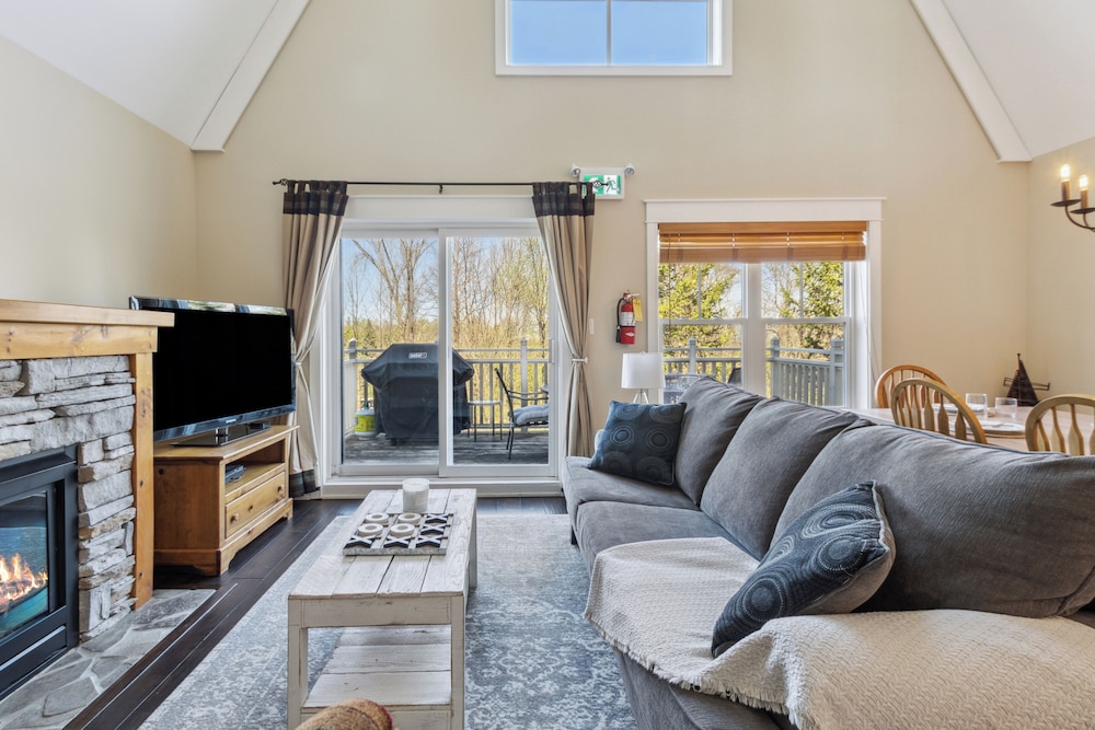 Signature Townhome, 2 Bedrooms (225 Snowbridge - Pet Friendly) photo 3