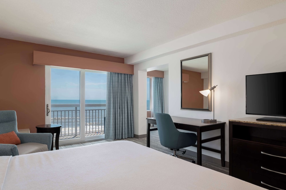Deluxe Room, 1 King Bed, Accessible, Oceanfront (Hearing)