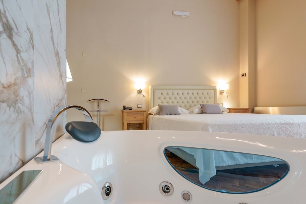 Deluxe Room with Private Spa - Photo 10