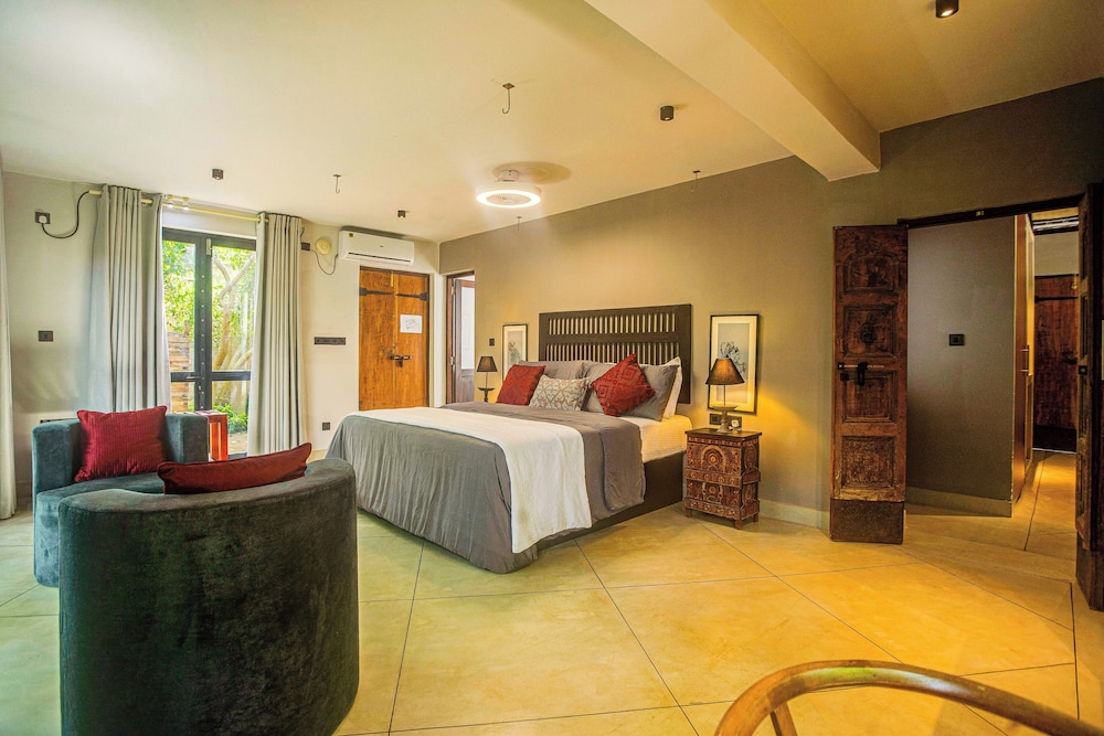 Honeymoon suite with plunge pool photo 3